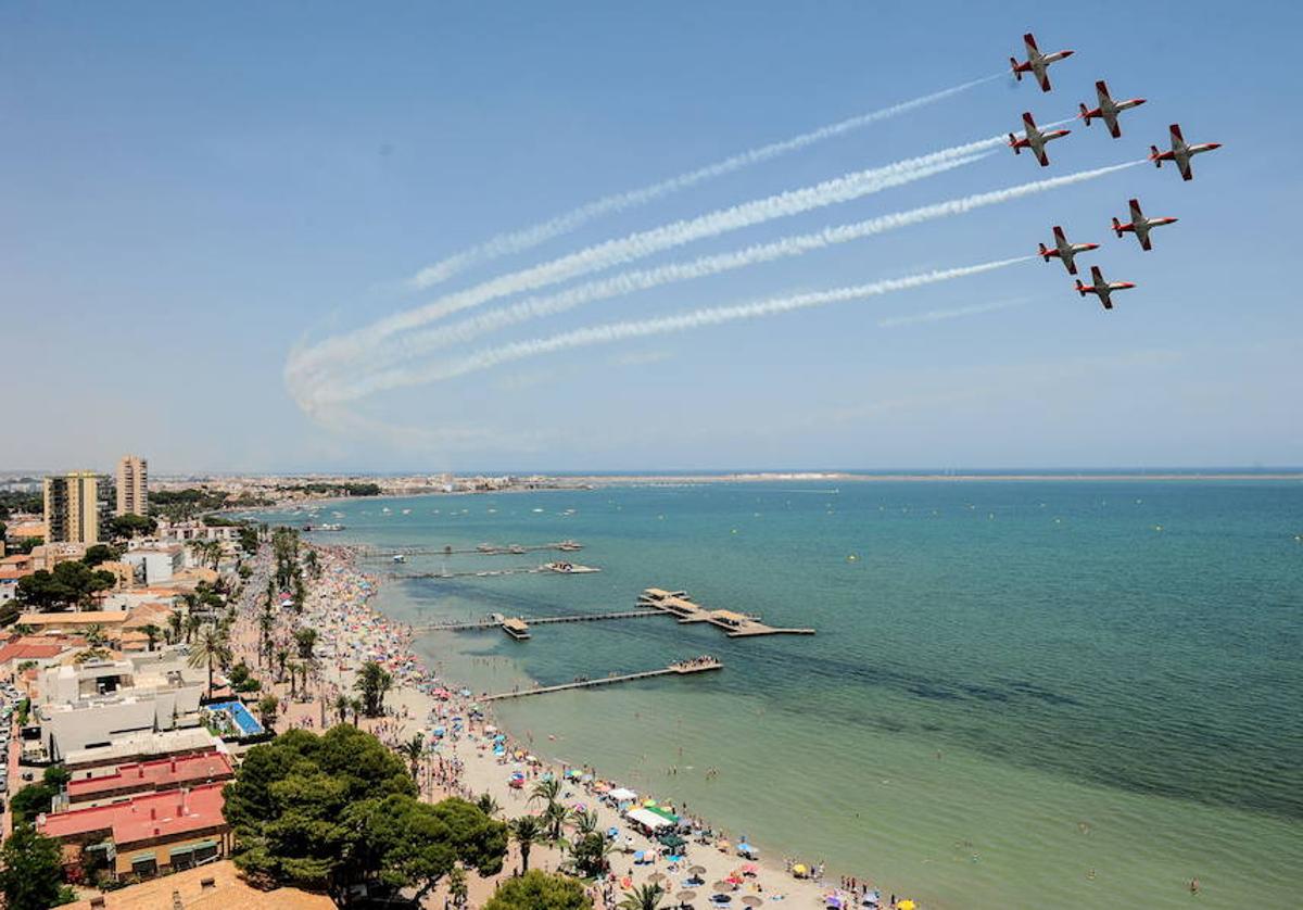 La Patrulla Águila sobrevuela las playas de Santiago de la Ribera en una edición pasada del festival aéreo.