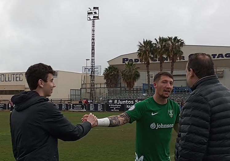 El portero Pagani, saludado por un aficionado, debuta para que descanse Aitor por sus molestias de espalda.