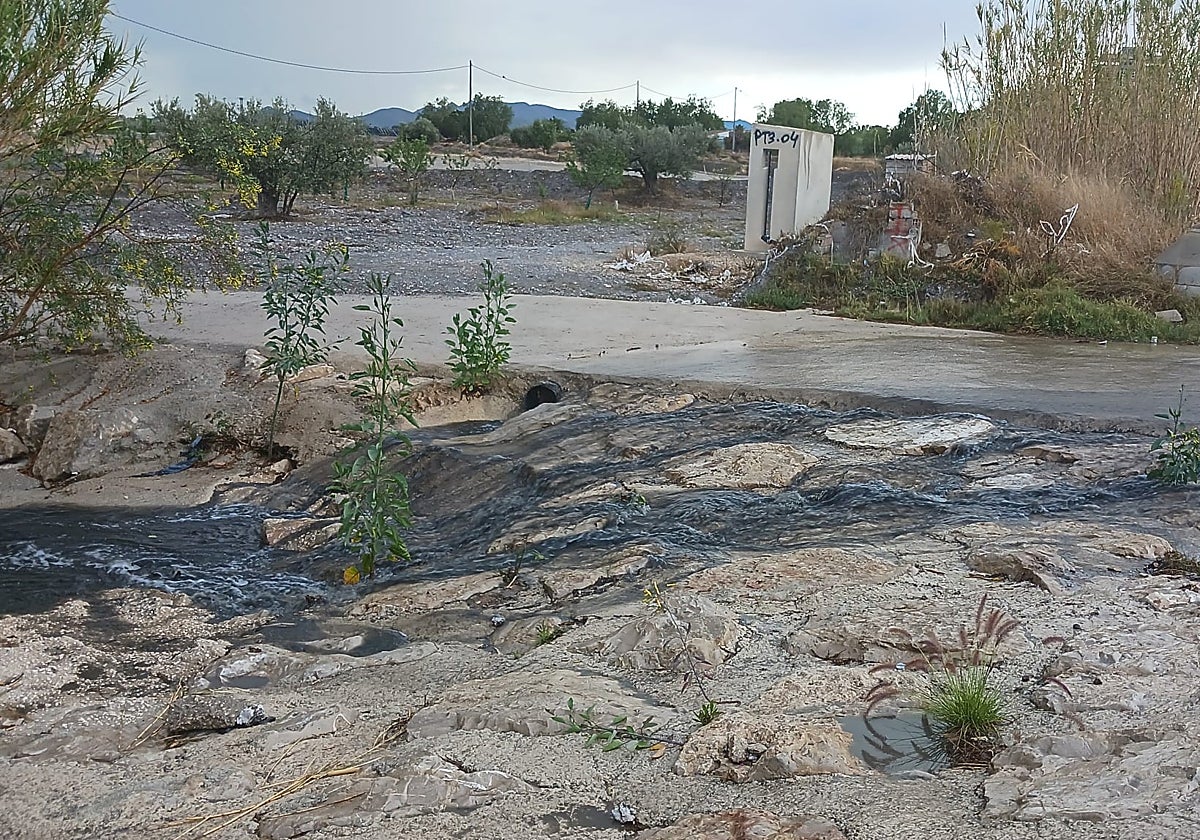 Vertido de aguas residuales durante el episodio de lluvia.