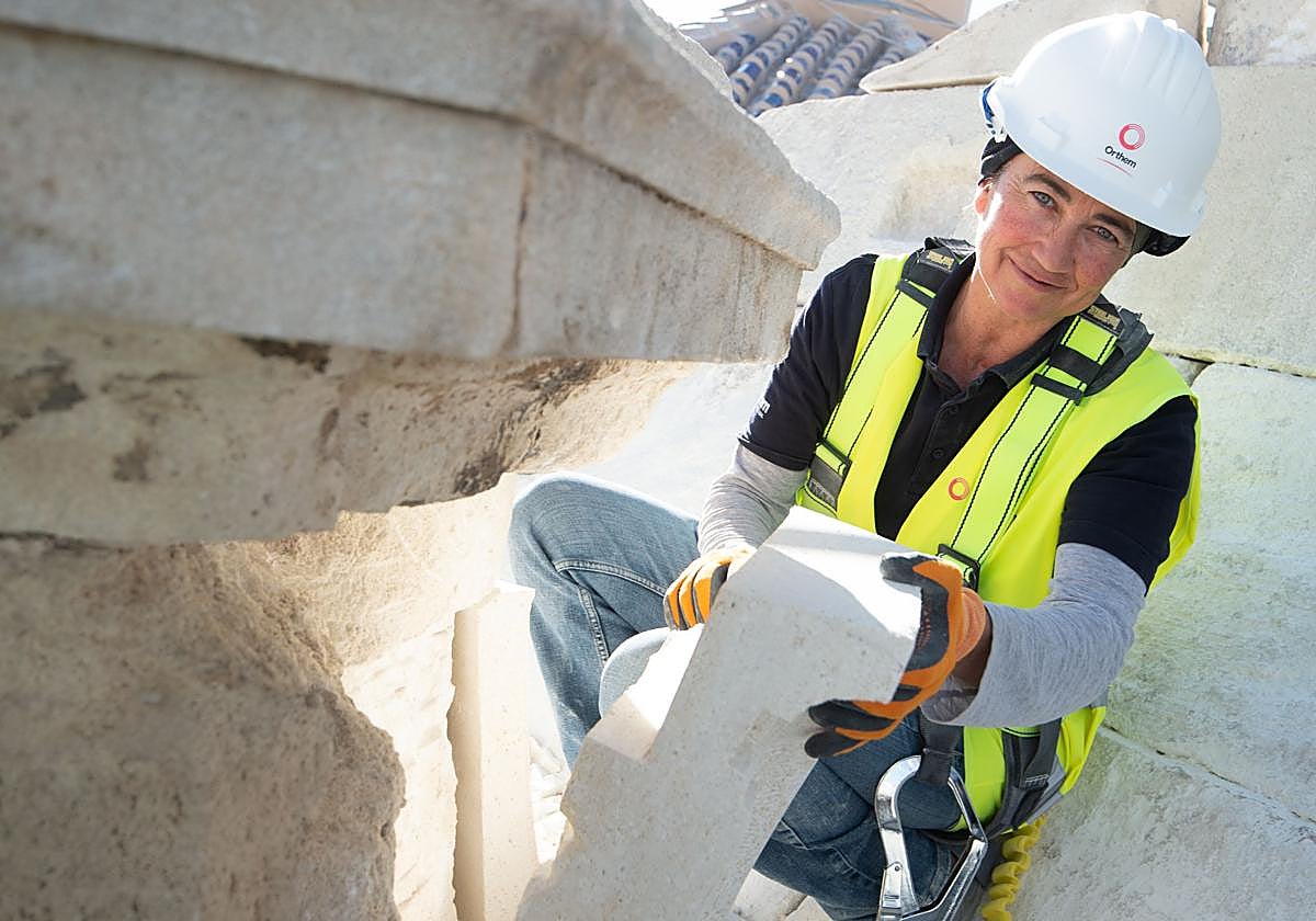 La lorquina María Reyes Molina tiene en sus manos la restauración de la piedra deteriorada o perdida del imafronte, como los jarrones de la planta más alta.