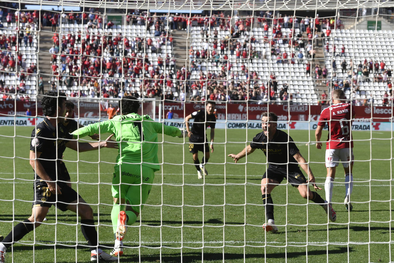 La derrota del Real Murcia frente al Castellón, en imágenes