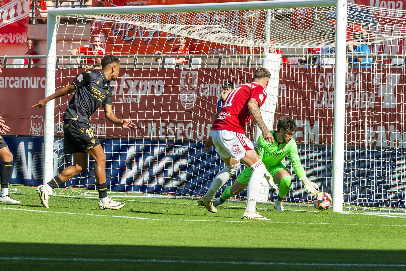 La derrota del Real Murcia frente al Castellón, en imágenes