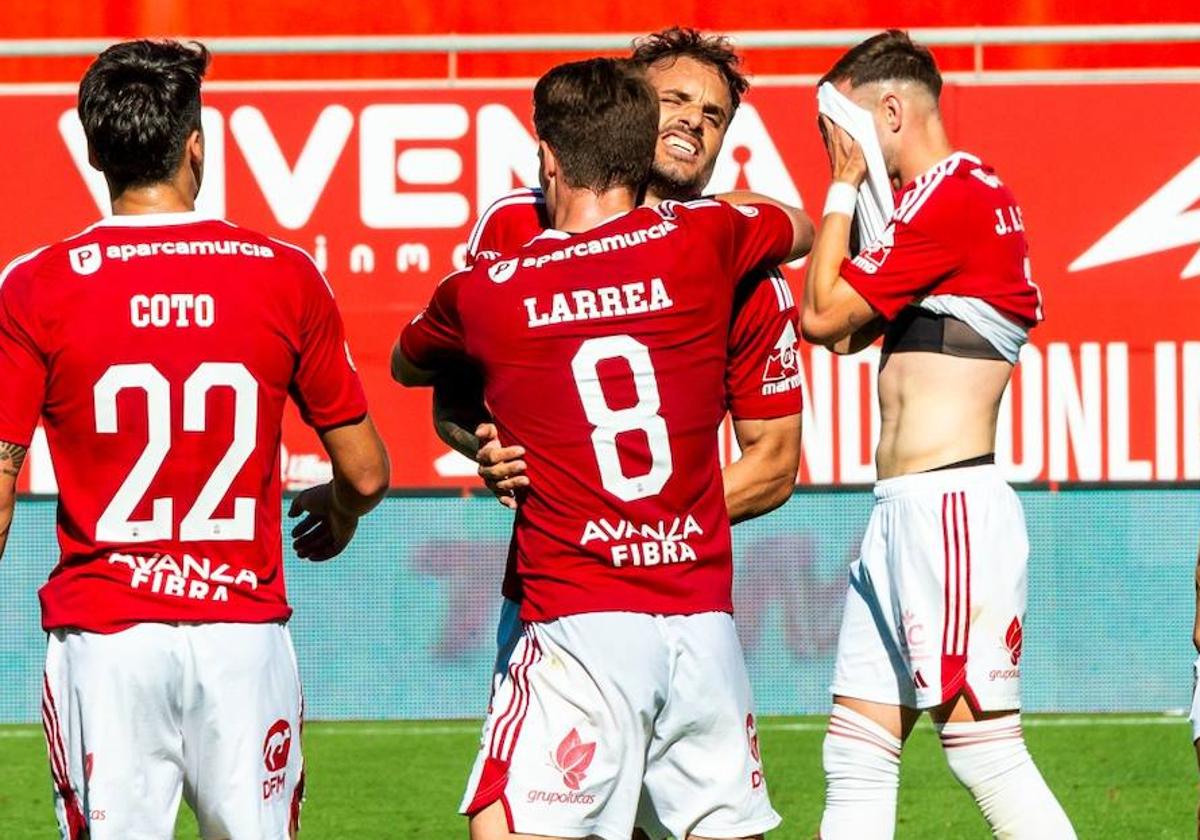 Al Real Murcia se le escapa el tren del &#039;playoff&#039; en un partido loco