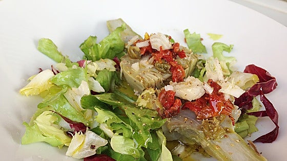Ensalada de tomates secos con alcachofas