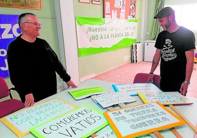 Manuel y Jesús preparan pancartas para la protesta del martes.