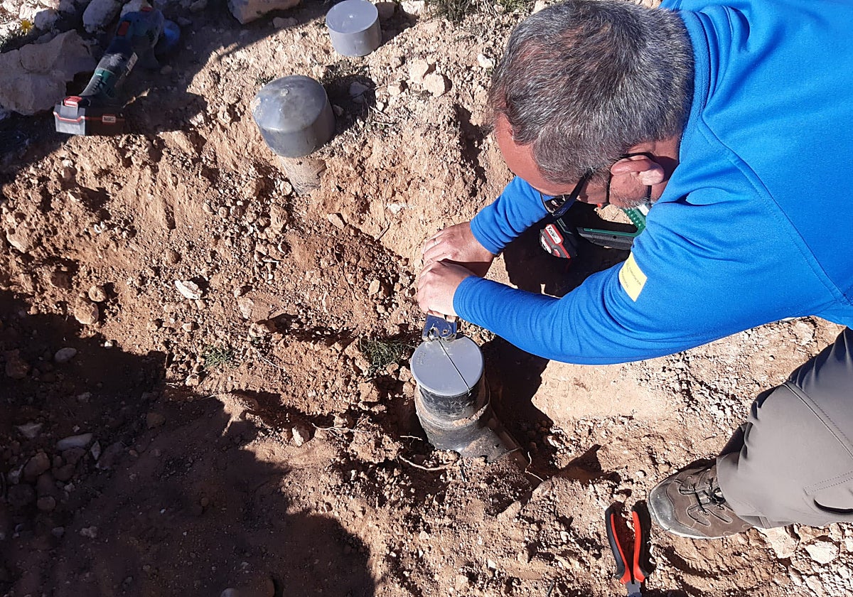 Un técnico de la CHS precinta una boca de riego en el Campo de Cartagena, en una imagen de archivo.