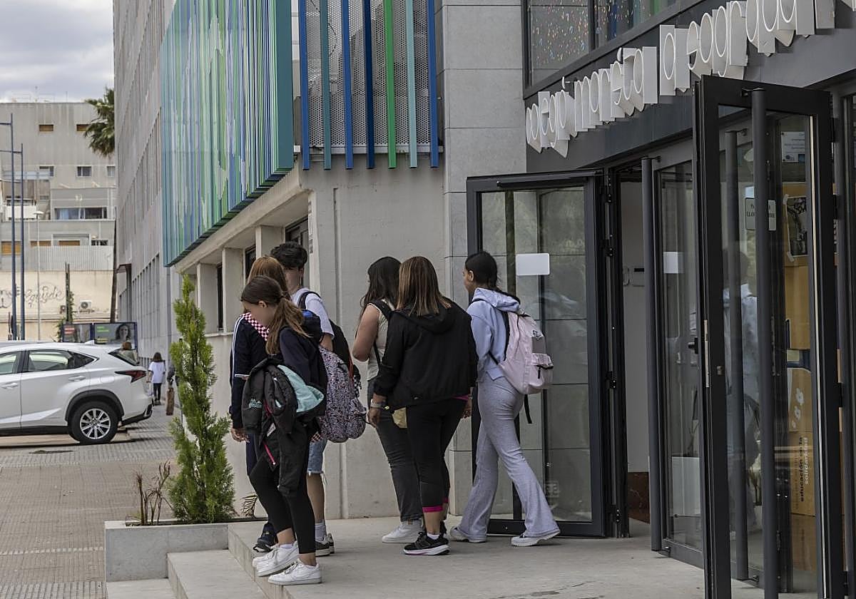 Un grupo de alumnos sale del colegio Hermanos Maristas Sagrada Familia de Cartagena, el pasado martes a mediodía.