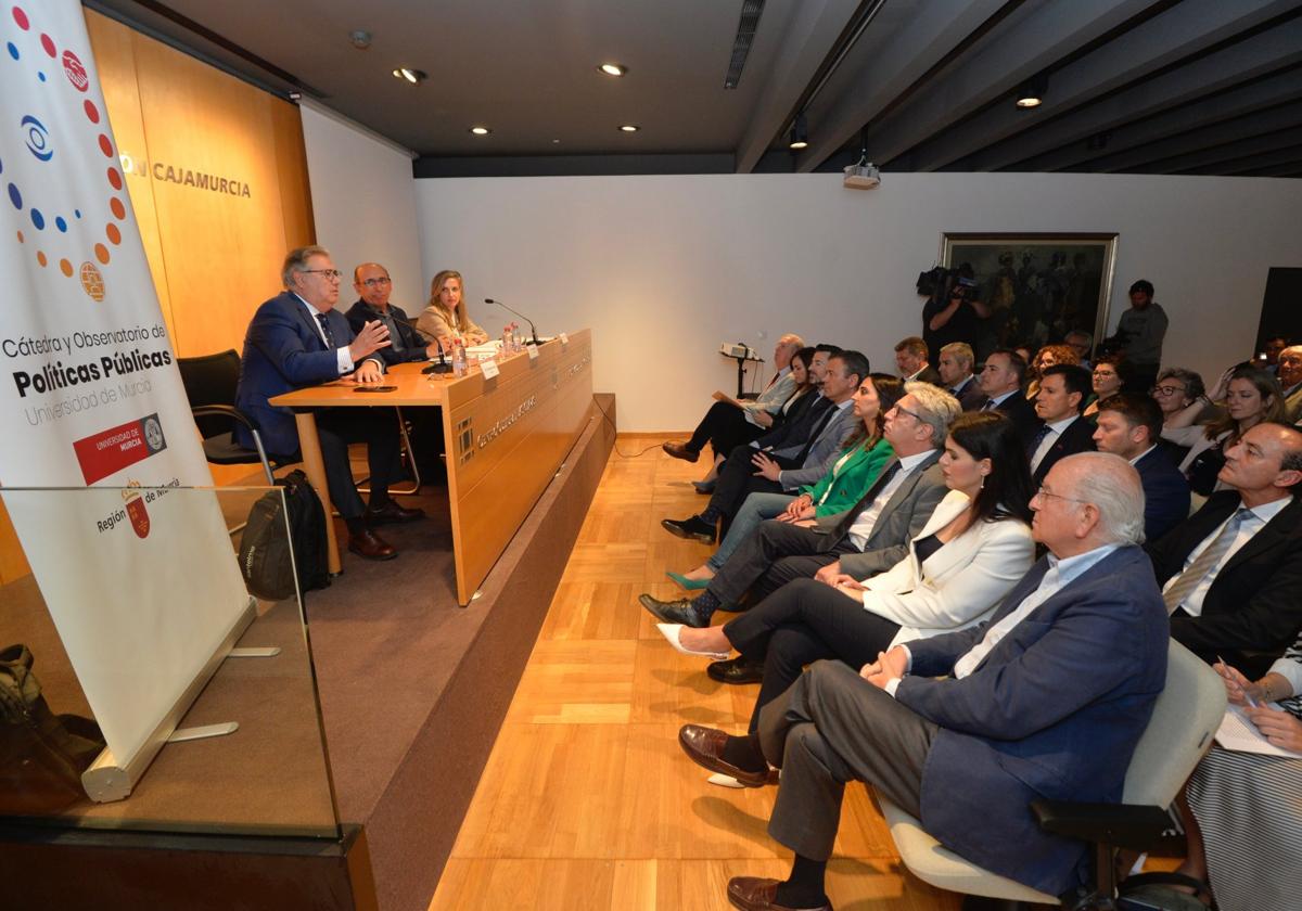 Juan Ignacio Zoido, Manuel Buitrago y Ana García Anciones, en la mesa redonda celebrada en el Centro Cultural Las Claras.