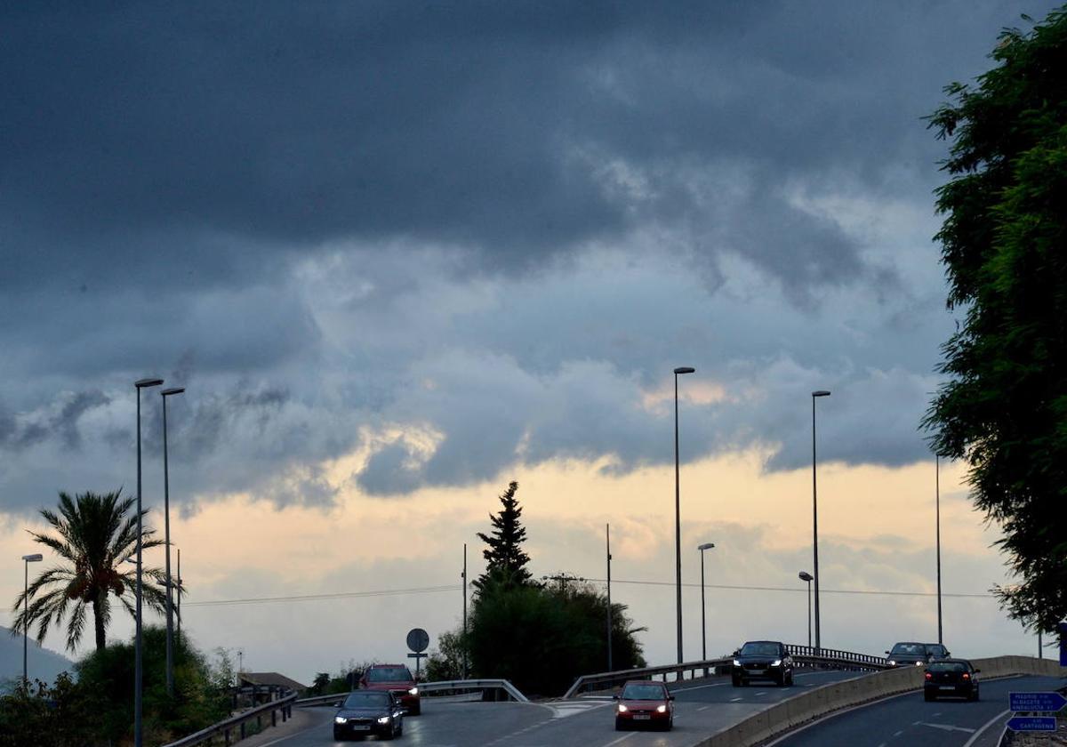 Nubes de tormenta sobre la carretera en la Región.