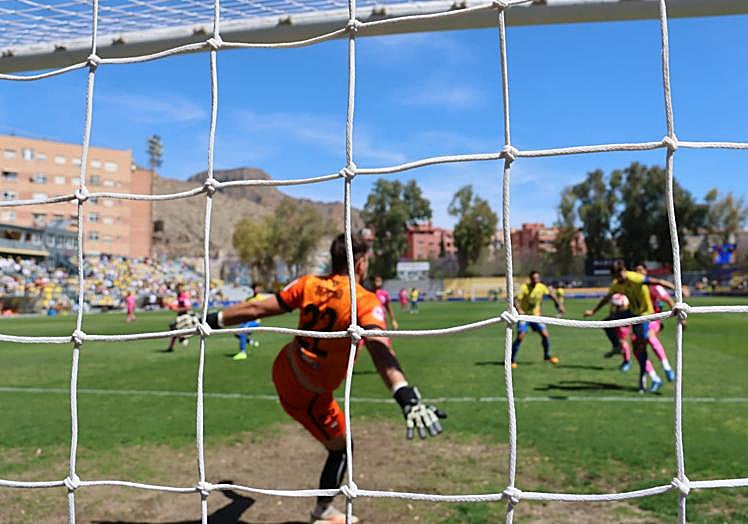 Brian tira en posición incómoda al anticiparse con astucia al balón rechazado por el travesaño tras espectacular cabezazo de Florián.