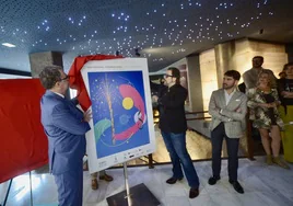 El alcalde José Ballesta y el artista Ricardo Escavy destapando el cartel de la XXIV edición de Murcia Tres Culturas, junto al concejal de Cultura, Diego Avilés.