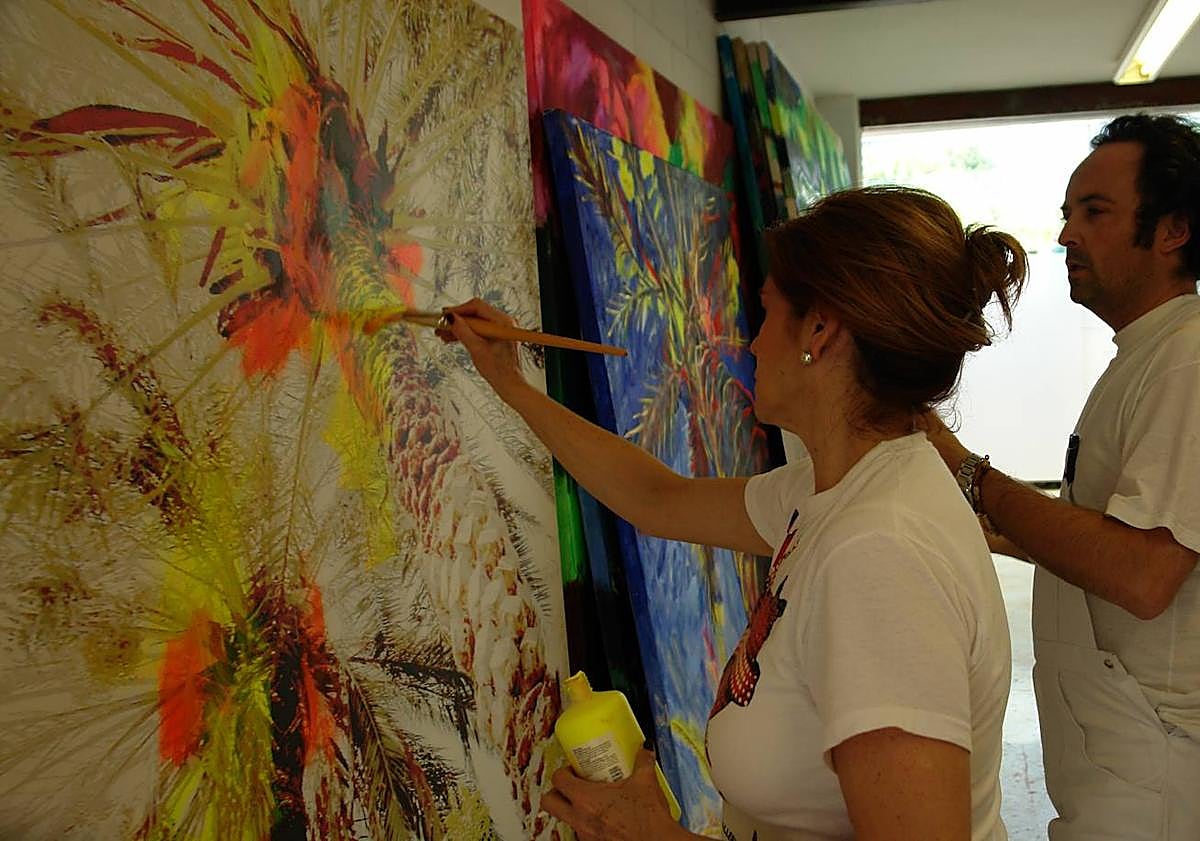 Imagen principal - Manuel Herrera y Francisca Muñoz en su taller. Obras de 'Flores y feria'.