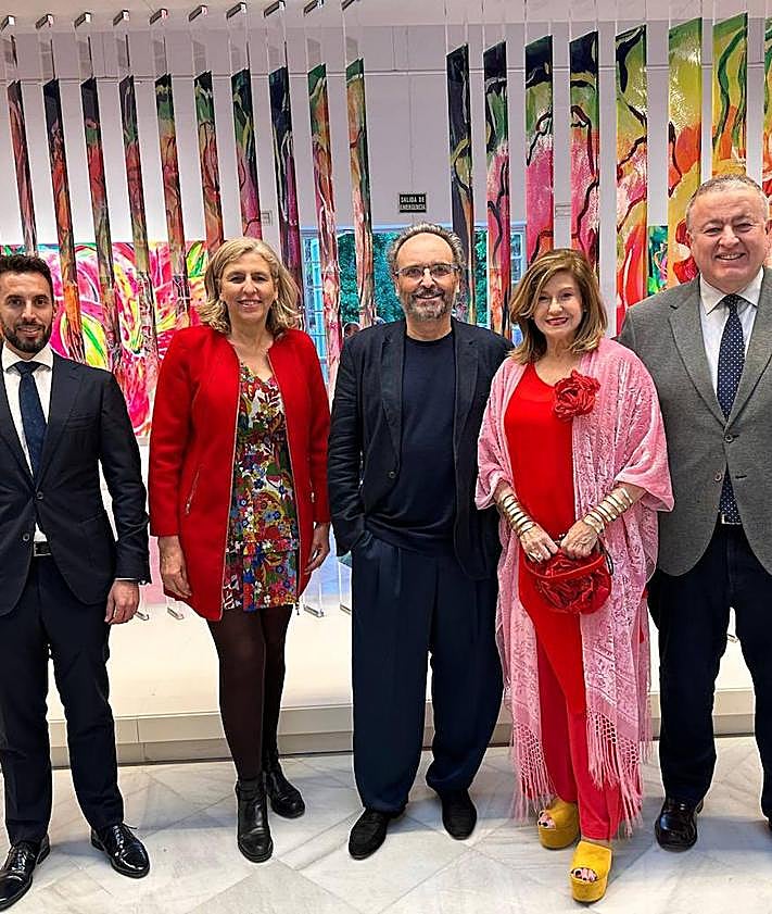 Imagen secundaria 2 - Manuel Herrera y Francisca Muñoz, de rojo, los Muher, en la inauguración de 'Flores y feria' en el Centro Cultural Casa de Vacas. 