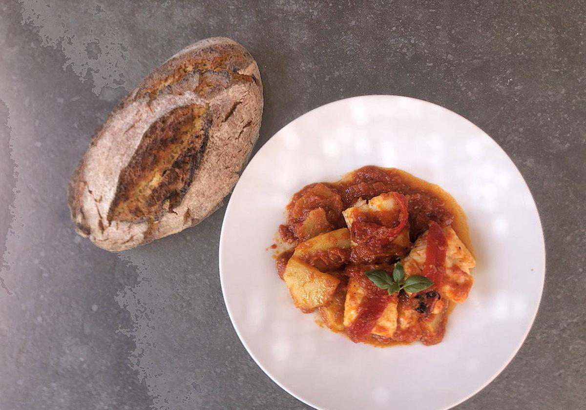 Bacalao en salsa de tomate y pimientos.