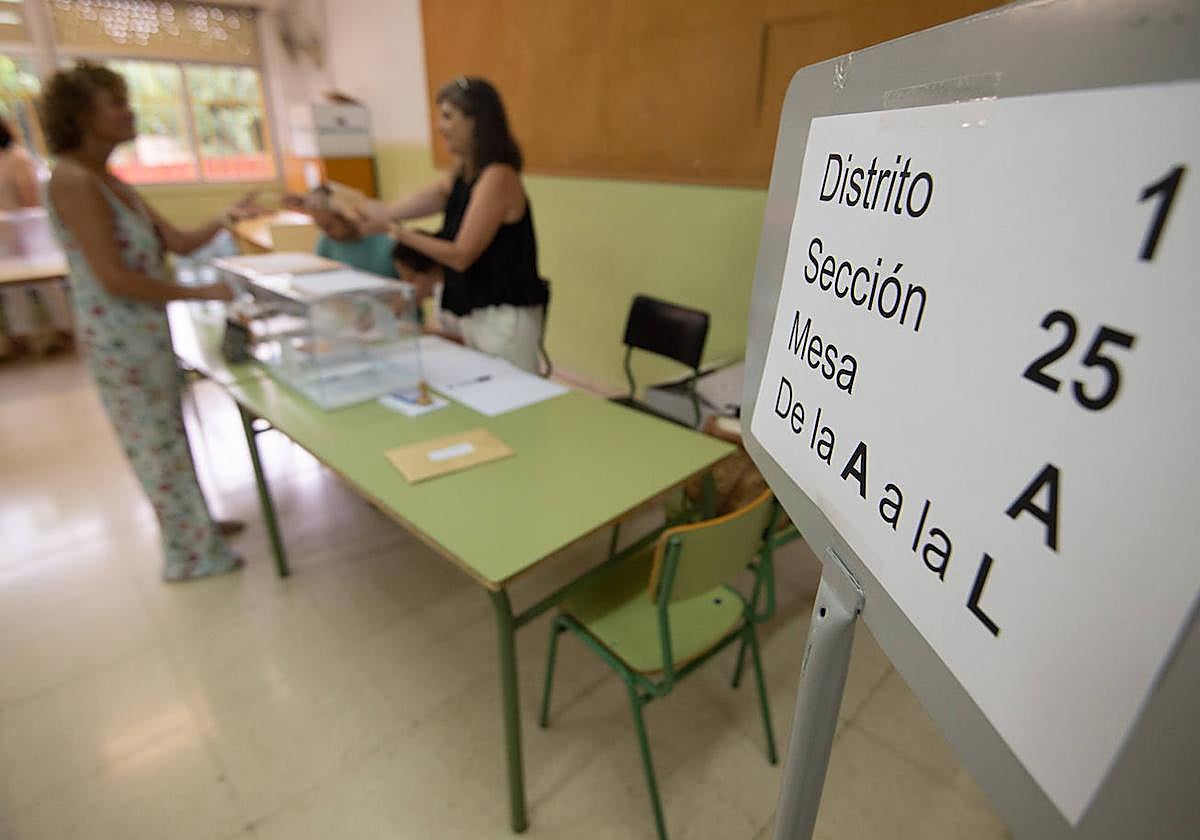 Una ciudadana ejerce su derecho a voto en un colegio electoral en Murcia.
