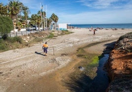 Operarios municipales balizan una zona de la arena de Cala Estaca por un vertido ocurrido el pasado noviembre.