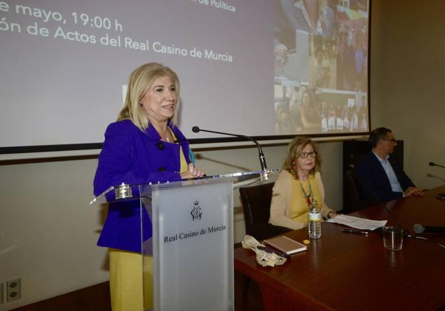 Gloria Alarcón en la charla celebrada ayer en el Casino de Murcia.