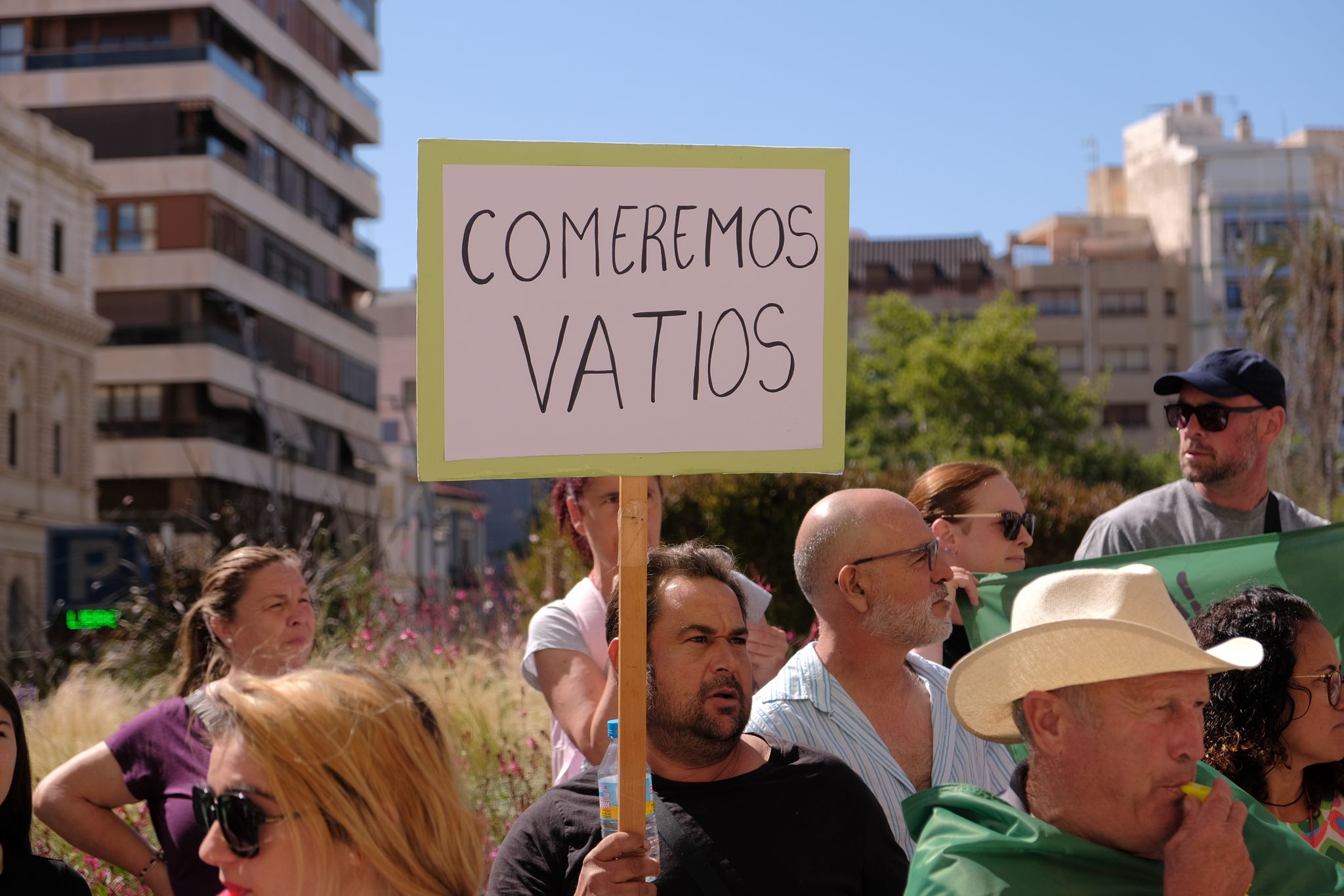 Las imágenes de la protesta de los vecinos de San Miguel de Salinas en Alicante