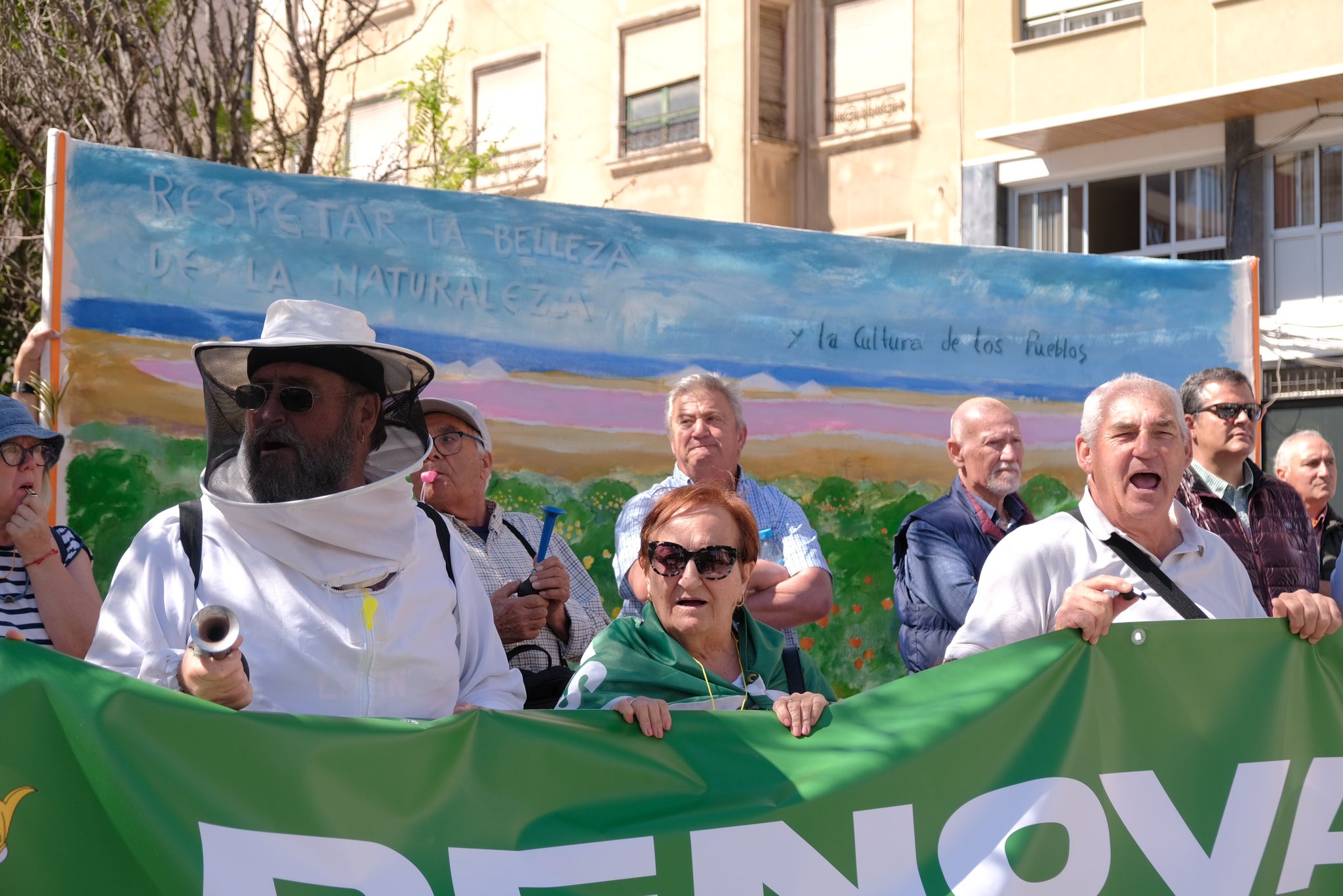 Las imágenes de la protesta de los vecinos de San Miguel de Salinas en Alicante