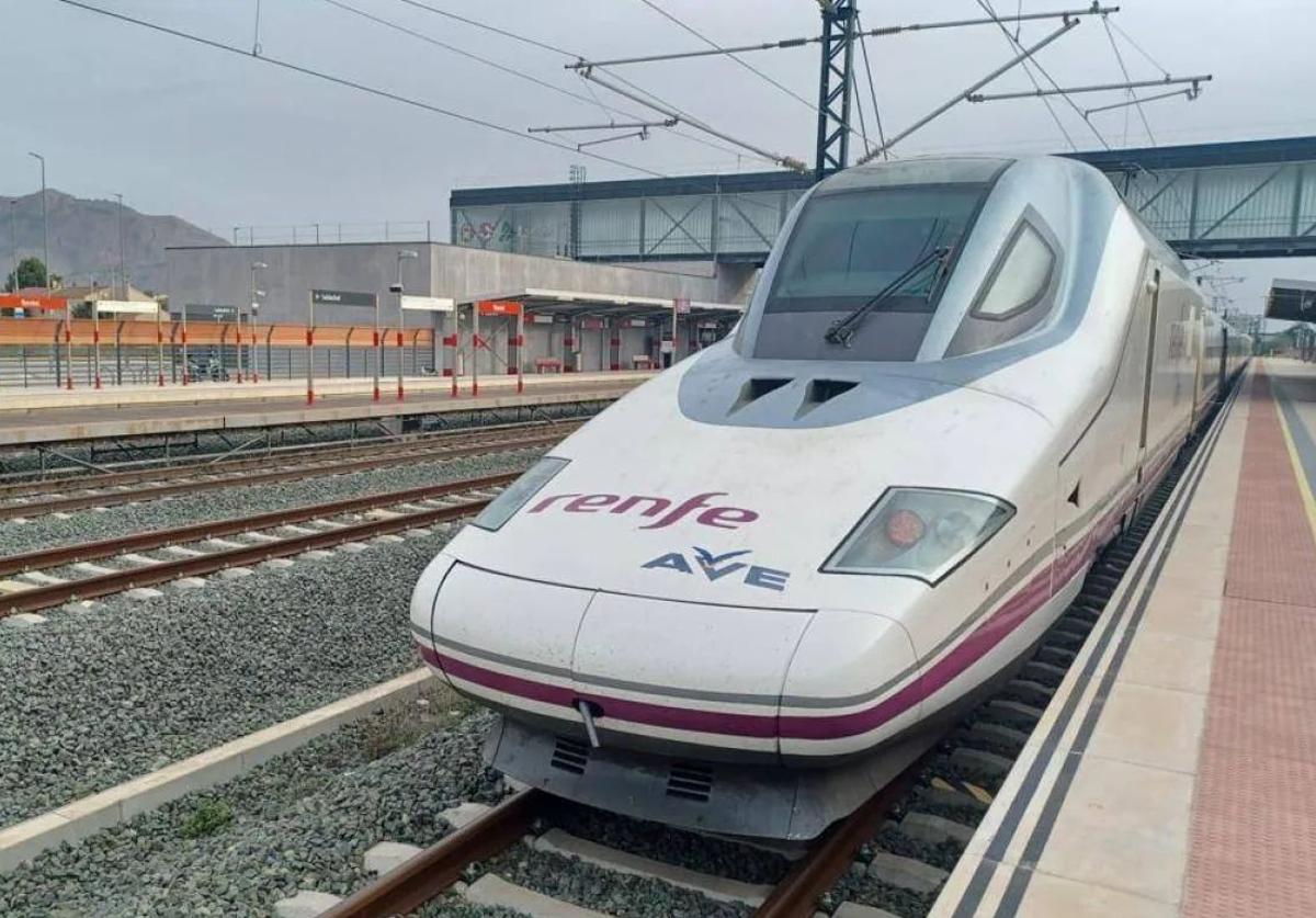 Un tren AVE, en la línea de alta velocidad de Murcia.