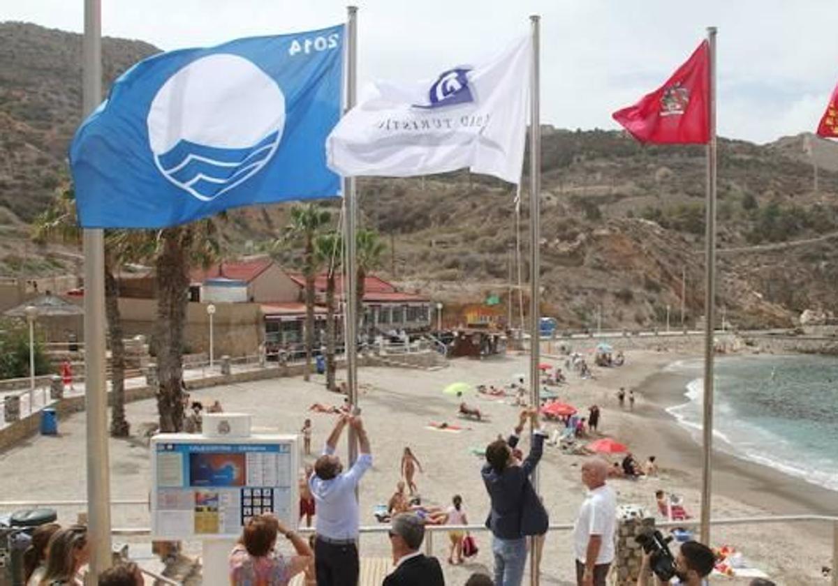 Izado de la bandera azul en la playa de Cala Cortina, en Cartagena, en una imagen de archivo.