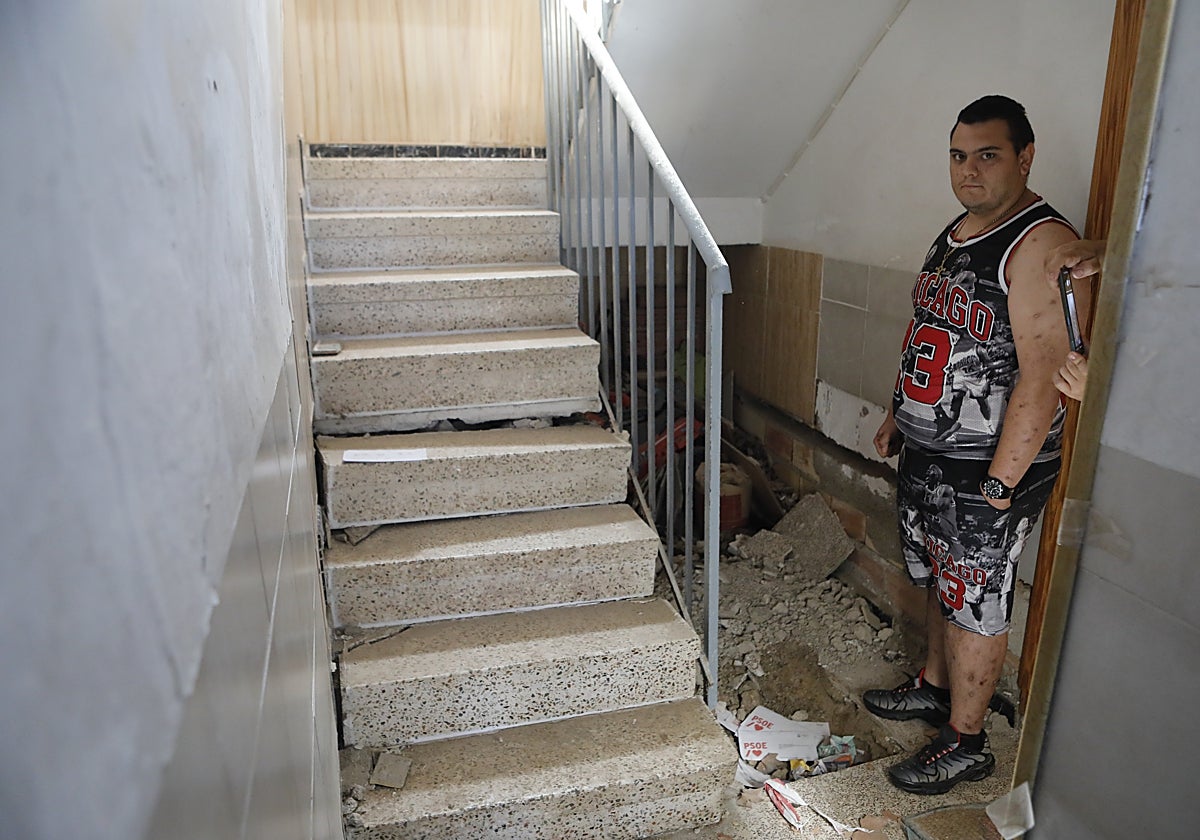 Juan Carlos Ibáñez muestra el estado de la casa de sus abuelos, que fue desalojada en noviembre de 2022.