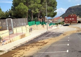 Arrastre de «aguas rojas» junto al colegio público Santiago Apóstol, en Portmán.