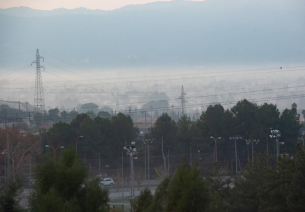 Imagen de archivo de la ciudad de Murcia cubierta por una 'boina'.