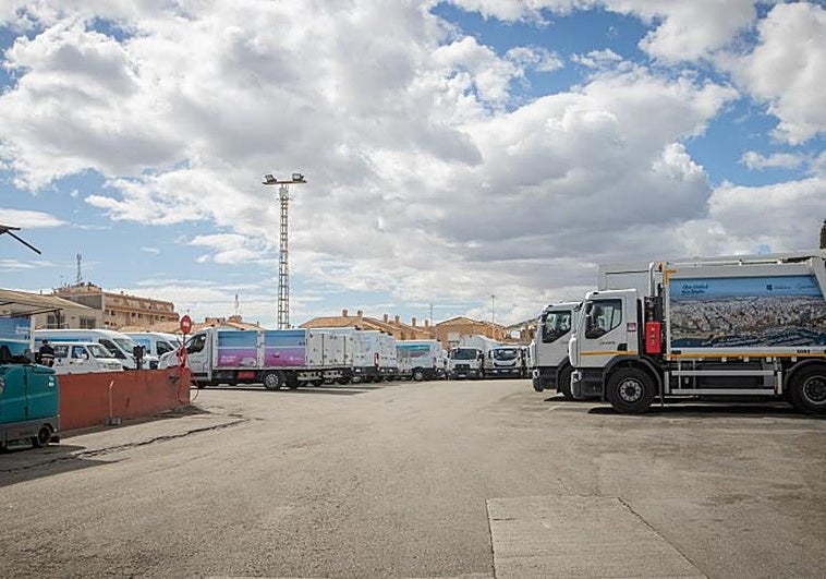 Camiones del servicio de basuras de Torrevieja aparcados en las instalaciones de Ronda Ricardo Lafuente.