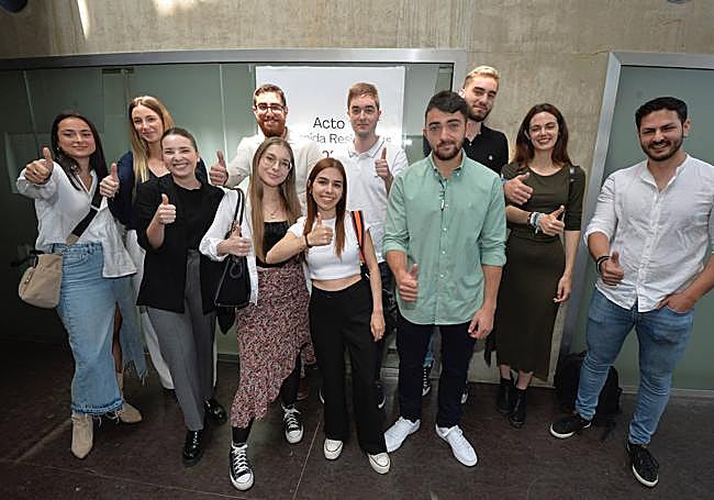 Los nuevos residentes de la sanidad regional con la nota más alta, este miércoles. En primera fila, Amanda López, Ana García Pérez, Beatriz Payá, Paula Valenzuela, Roser Alegría y Arturo Ansón. Detrás, Pablo Sánchez, Mariano Tébar, Carlos Jiménez, Isabel Rodríguez y Nico Lafranca.