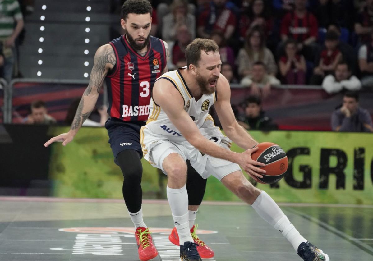 Sergio Rodríguez controlael balón, presionadopor Chiozza, en el Baskonia-Real Madrid de la Euroligadisputado el pasado 1 demayo.