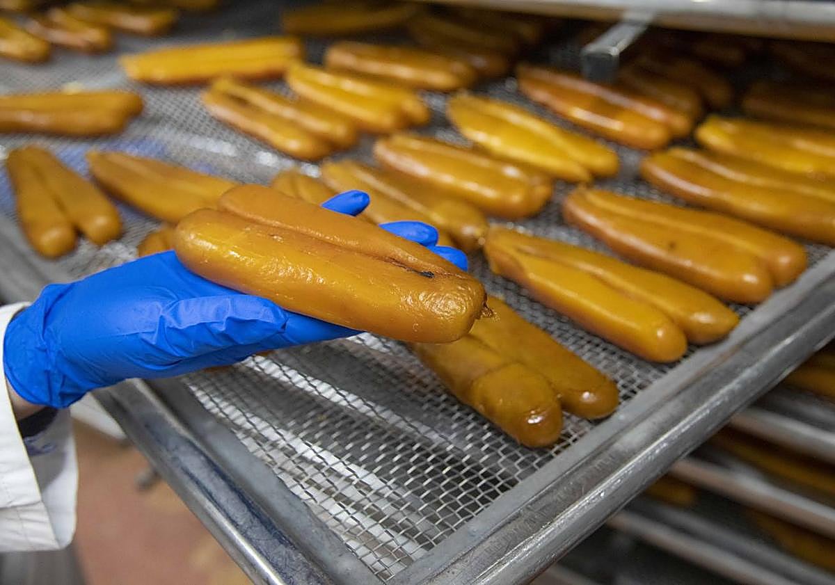 Imagen principal - 1. La hueva de mújol, en pleno proceso de secado en las instalaciones de Salazones Garre. 2. Royal de hueva de mújol del restaurante Magoga. 3. Paté cremoso y galleta de hojaldre El Albero, de Tomás Écija. 