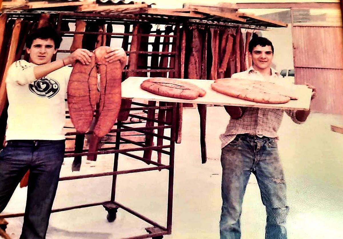 Imagen principal - 1. Empleados de Julián López en el secadero de huevas. 2. Secadero de Julián López, en San Pedro del Pinatar, en los años ochenta. 3. Ana Garre, con algunos de sus productos y el premio del Ministerio.