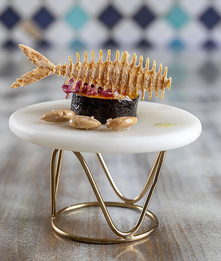 Imagen secundaria 2 - 1. La hueva de mújol, en pleno proceso de secado en las instalaciones de Salazones Garre. 2. Royal de hueva de mújol del restaurante Magoga. 3. Paté cremoso y galleta de hojaldre El Albero, de Tomás Écija. 