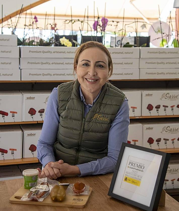 Imagen secundaria 2 - 1. Empleados de Julián López en el secadero de huevas. 2. Secadero de Julián López, en San Pedro del Pinatar, en los años ochenta. 3. Ana Garre, con algunos de sus productos y el premio del Ministerio.