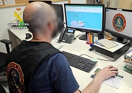 Un agente de la Guardia Civil delante de un ordenador.