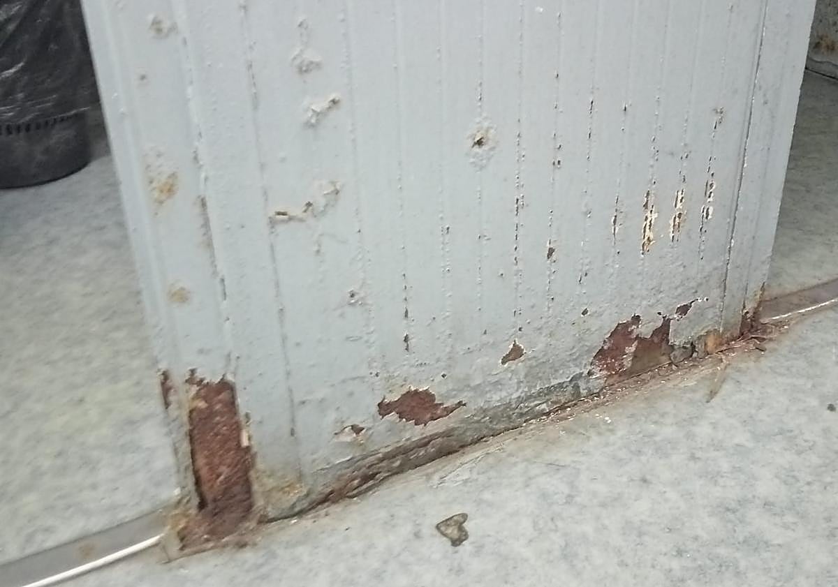 Imagen principal - Desperfectos en las instalaciones de los trabajadores, en imágenes mostradas por los sindicatos.