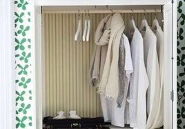 Varias prendas en un armario.