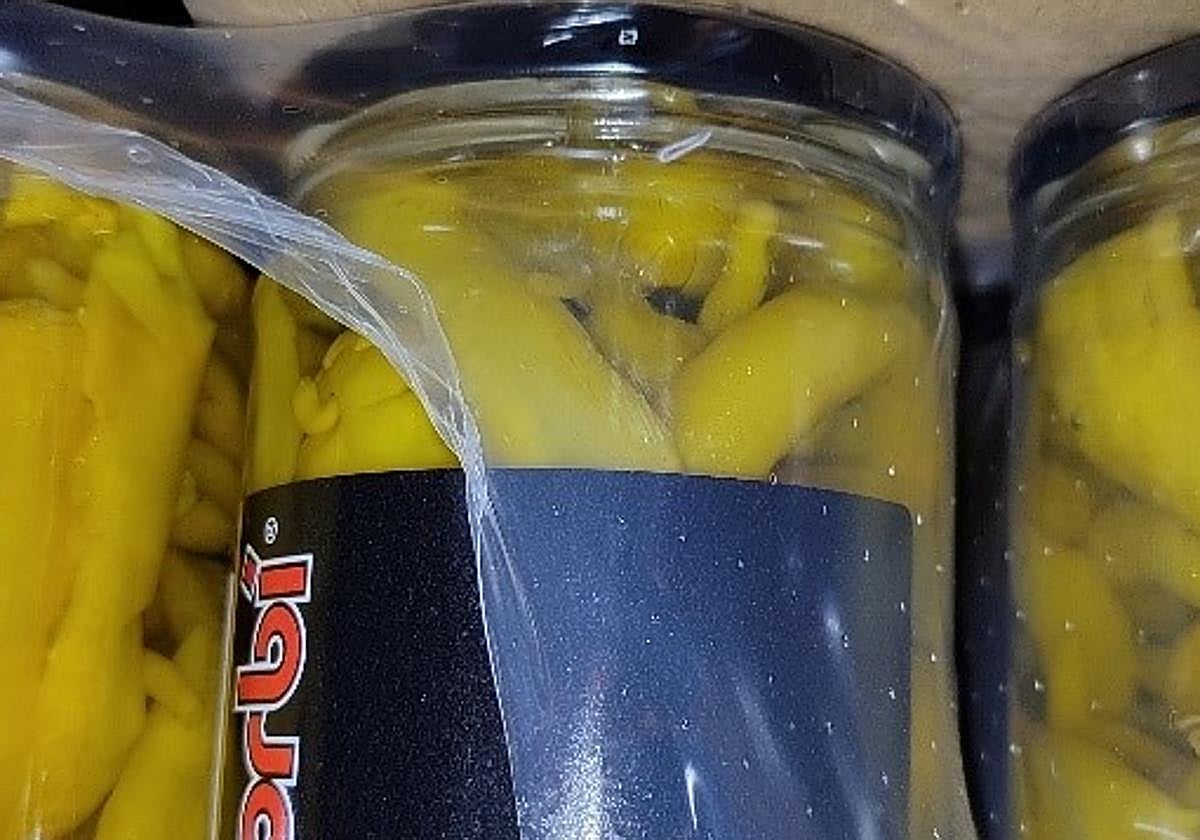 Piparras encurtidas afectadas por la alerta sanitaria.