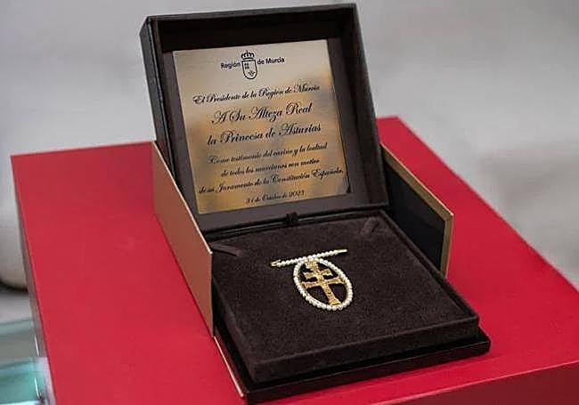 Broche con el que López Miras ha obsequiado a la Princesa de Asturias.