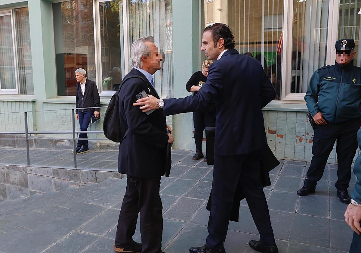 El técnico forense J. A. G., con su abogado, Alberto de la Corte, este jueves en Cartagena.