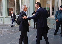 El técnico forense J. A. G., con su abogado, Alberto de la Corte, este jueves en Cartagena.