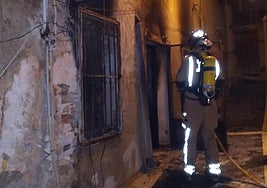 Un bombero trabaja en el incendio de la vivienda en Ricote.