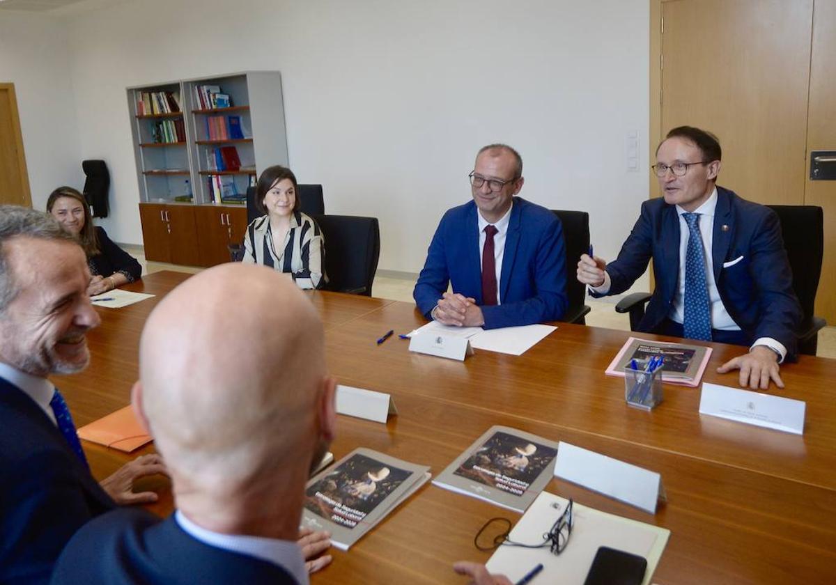 El fiscal superior de la Comunidad, José Luis Díaz Manzanera (der.), este jueves en la reunión.