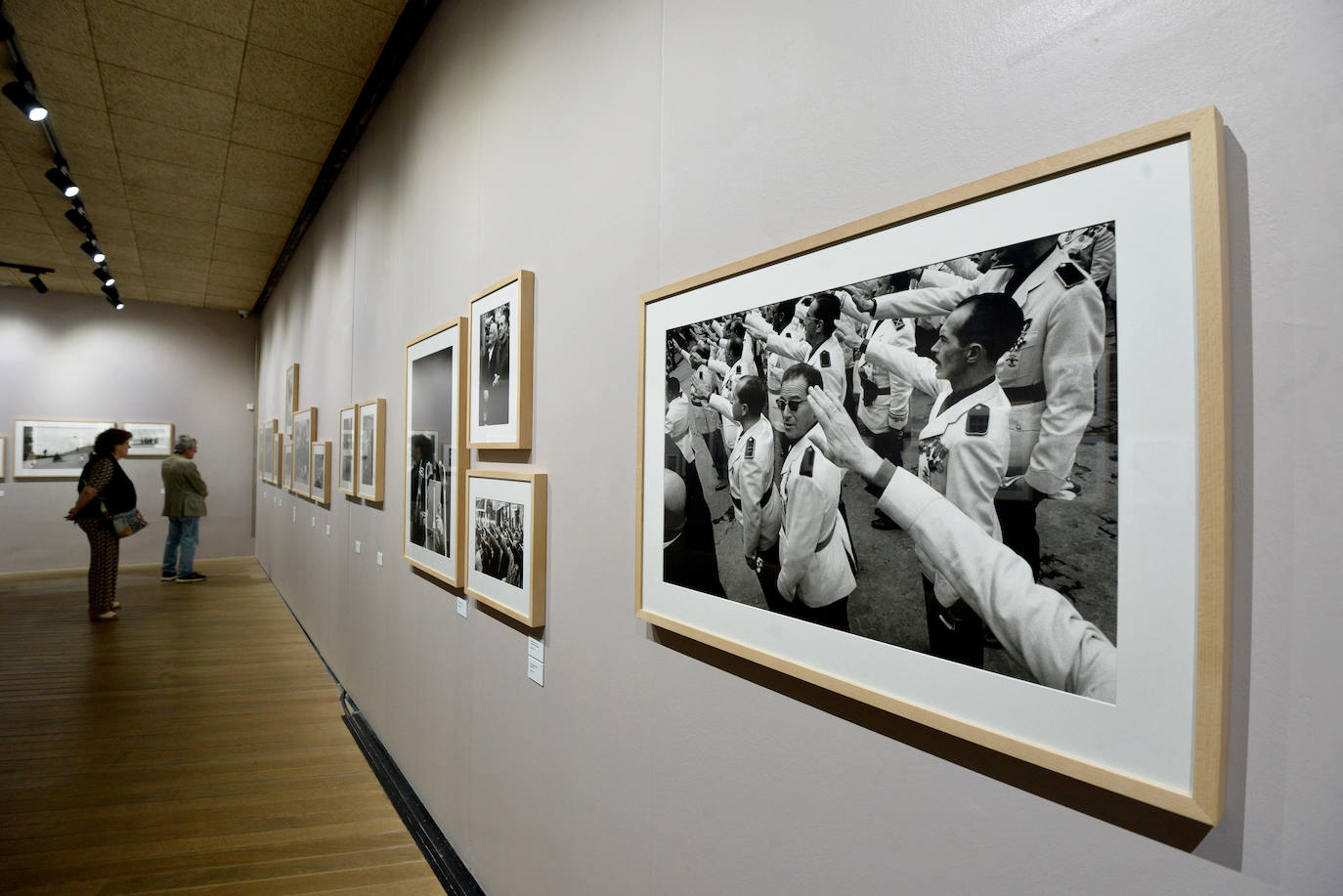 Las imágenes de la exposción de Ramón Masats en el Archivo General de la Región de Murcia