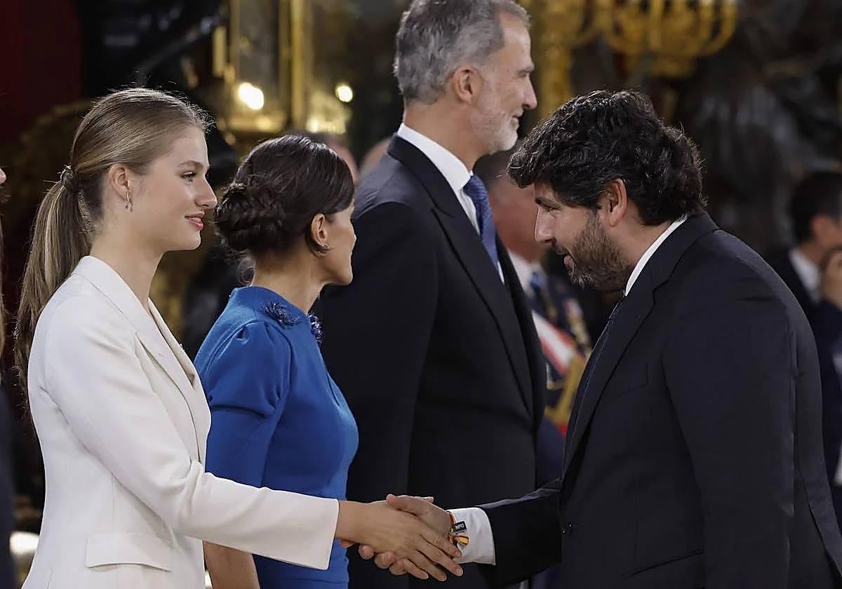 La princesa Leonor, junto a la reina Letizia y el rey Felipe VI, saluda a Fernando López Miras.