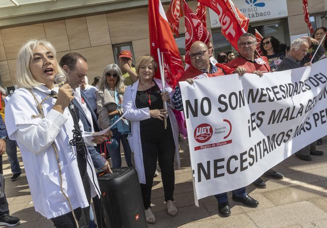 Protestas de sanitarios este jueves en Cartagena por la carga de trabajo.