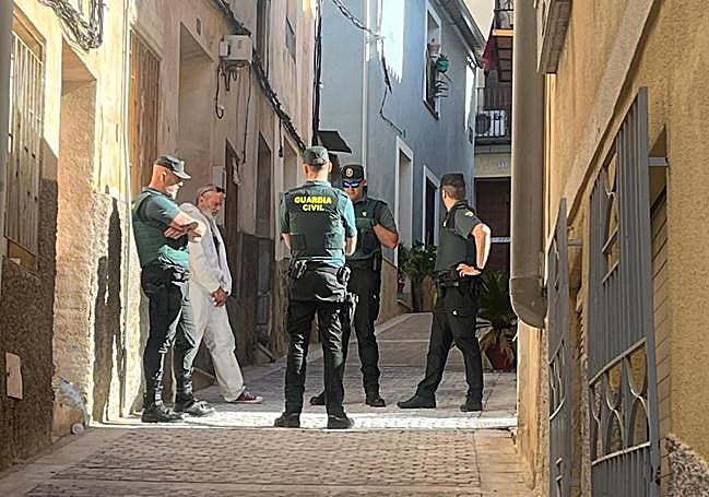 Los agentes de la Guardia Civil, en el lugar del incendio.