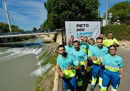 Operarios del Ayuntamiento, durante la presentación de la iniciativa.