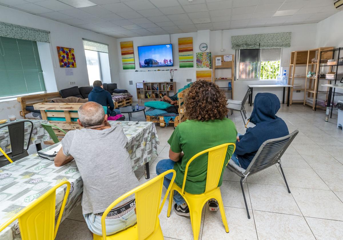 Usuarios y trabajadores del nuevo centro de Jesús Abandonado, que tendrá que cerrar próximamente.